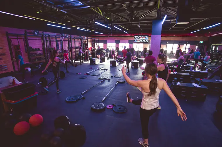 Salle d’entraînement en pleine séance de groupe