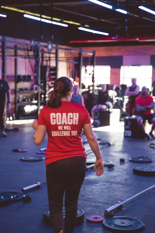 Entraîneuse observant son groupe pendant l’effort