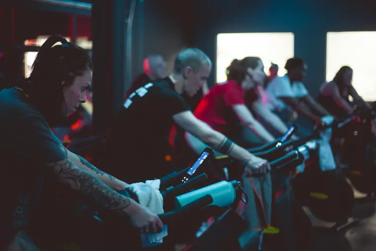 Cours de vélo en salle, rangée de participants