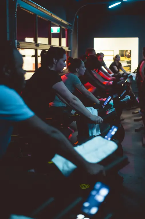 Participants sur leurs vélos dans la lumière bleue