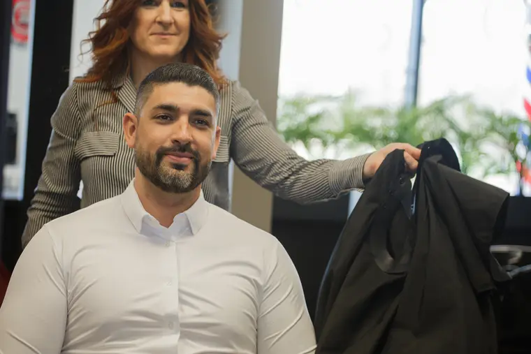 Fin de coupe : la cape est retirée des épaules du client
