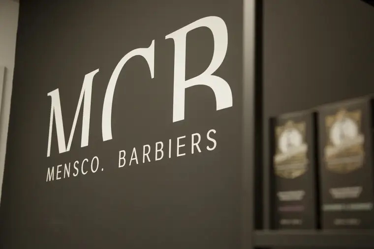 Enseigne intérieure d’un salon de barbier