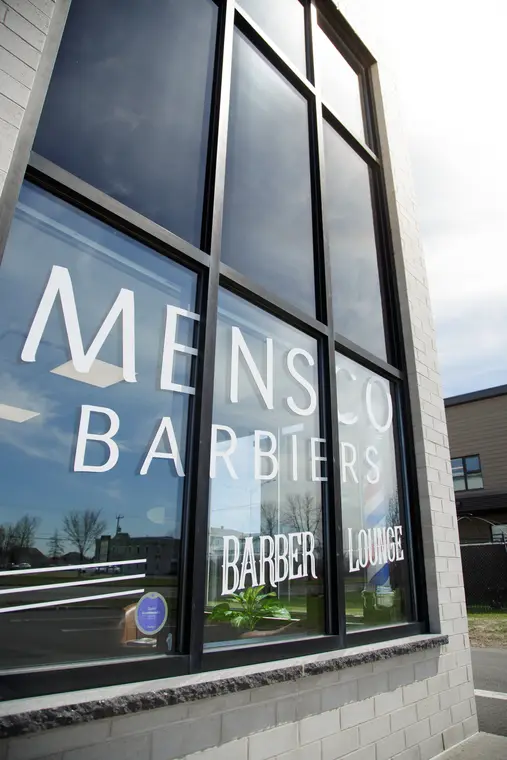 Lettrage d’un salon de barbier sur sa vitrine