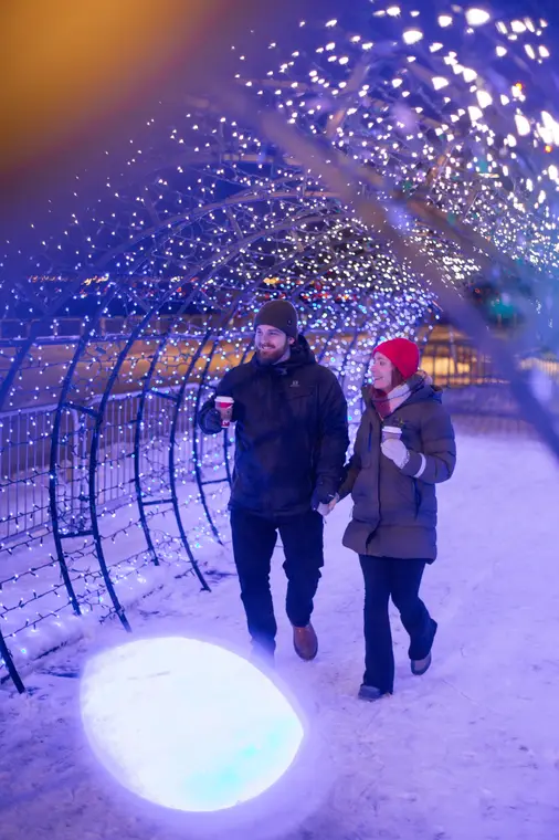 Promenade en amoureux dans un tunnel illuminé