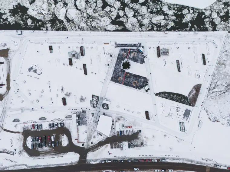 Site hivernal aménagé vu du ciel, en plein jour