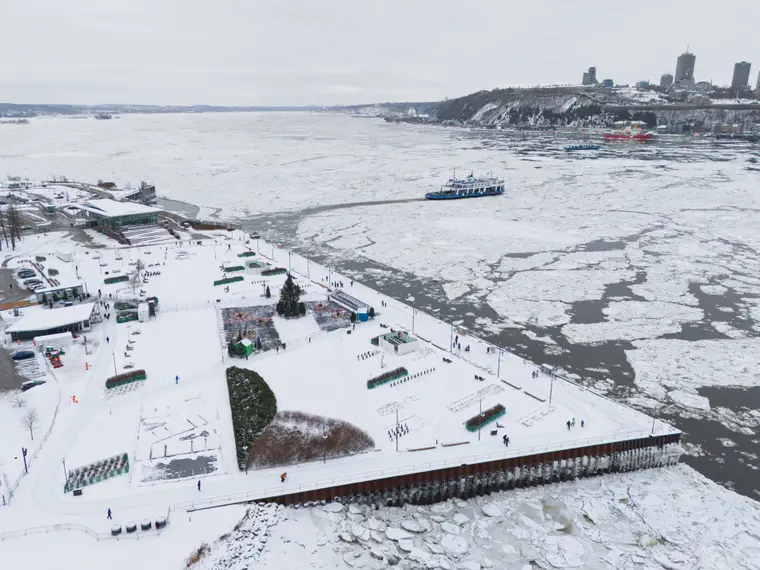 Quai et fleuve pris par les glaces, vus du ciel