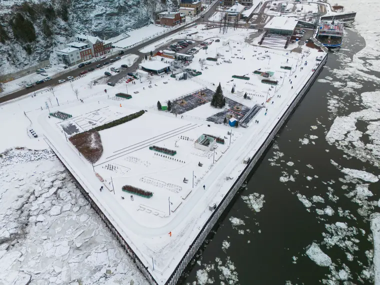 Patinoire et quai enneigés vus du ciel