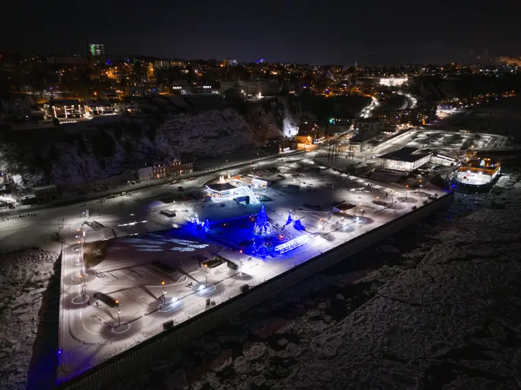 Site d’hiver éclairé de bleu vu du ciel