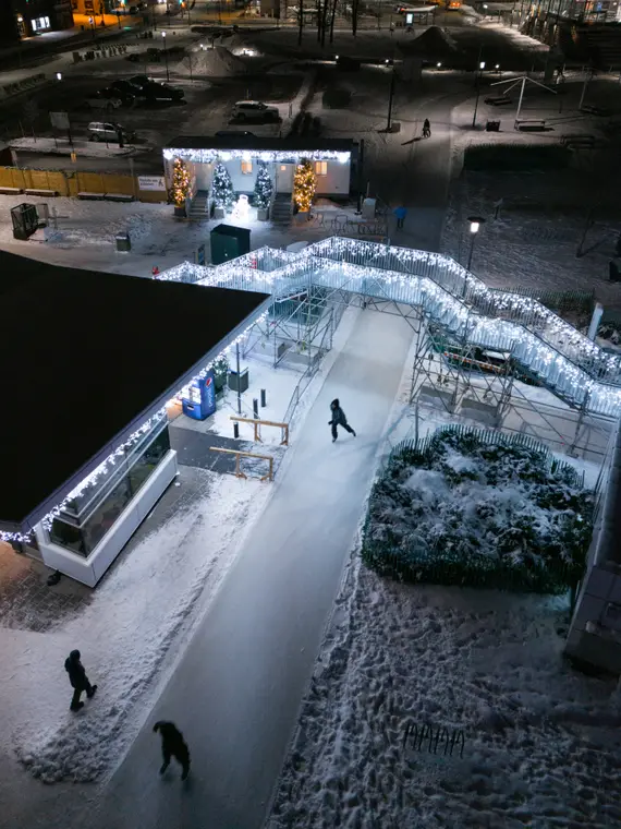 Allée lumineuse serpentant sur le site, vue du ciel