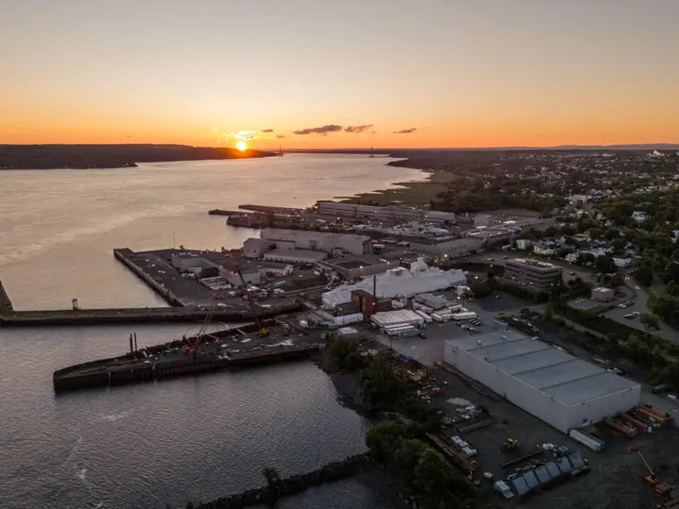 Port et fleuve au coucher du soleil, vus du ciel