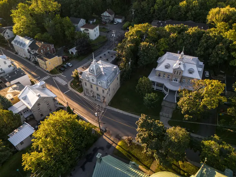 Maisons anciennes et rue bordée d’arbres, vues du ciel