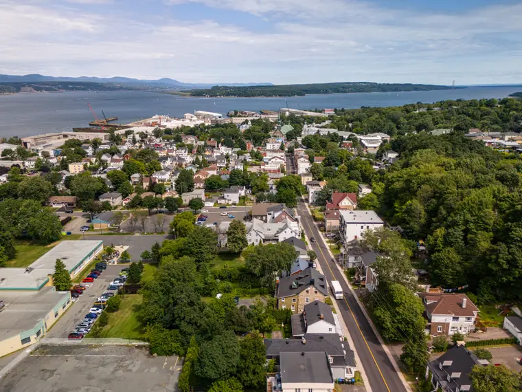 Quartier résidentiel face au fleuve, vu du ciel