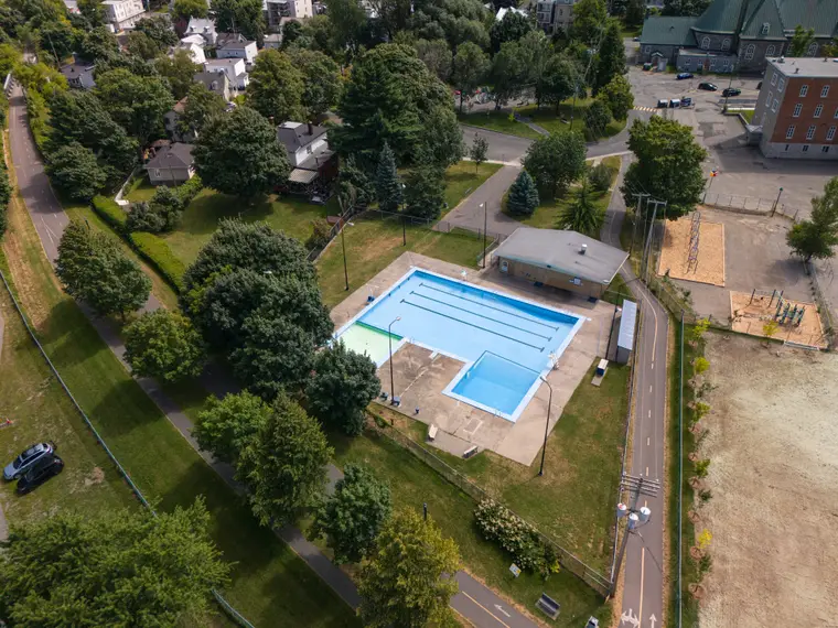Piscine municipale et terrains de jeu vus du ciel