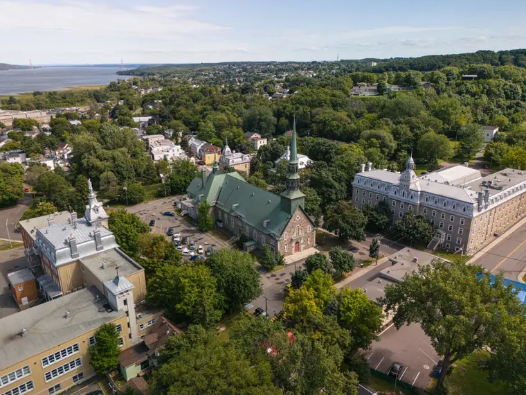 Église et toits d’un vieux quartier vus du ciel