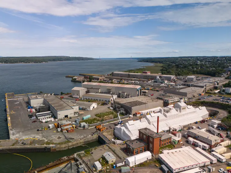 Zone portuaire et industrielle au bord du fleuve