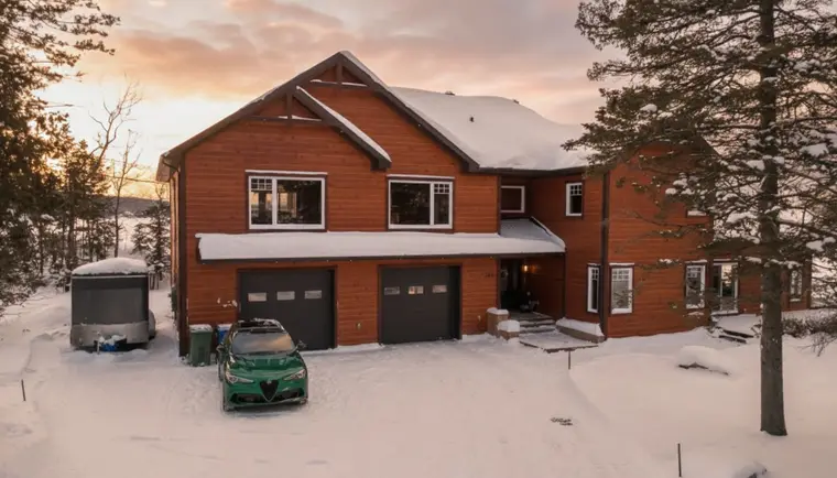 Maison à revêtement de bois en hiver