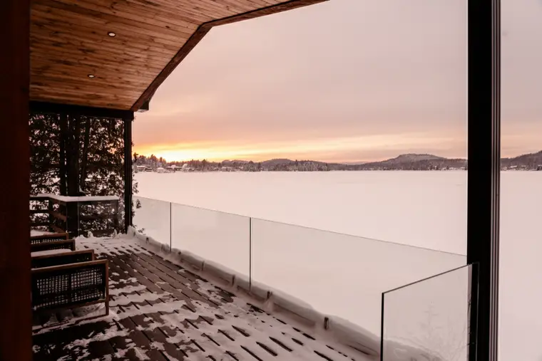 Vue sur le lac depuis une galerie couverte