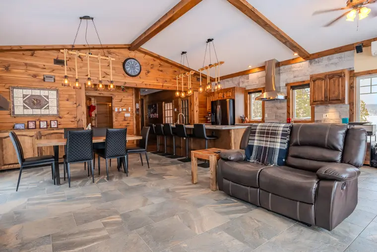 Grande pièce de chalet en bois rond, salon et cuisine