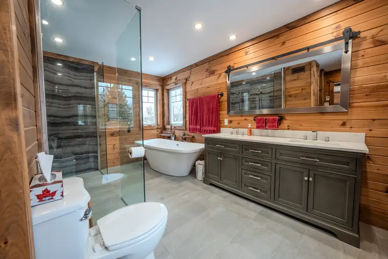 Salle de bain de chalet avec baignoire autoportante
