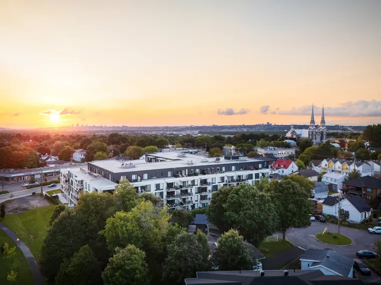 Complexe résidentiel vu du ciel au coucher du soleil