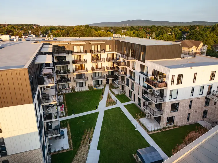 Cour intérieure d’un immeuble résidentiel vue du ciel