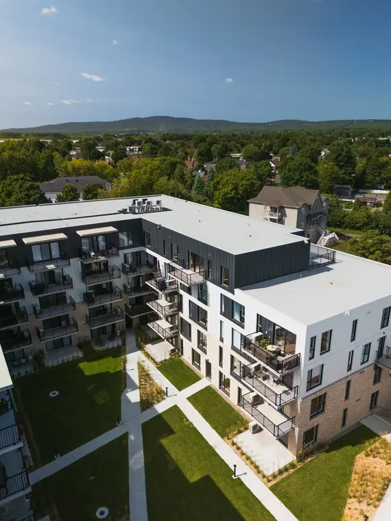 Immeuble résidentiel en fin de journée vu du ciel
