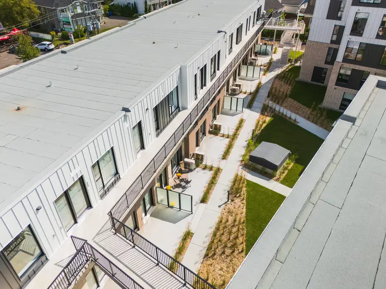 Maisons de ville alignées vues du ciel