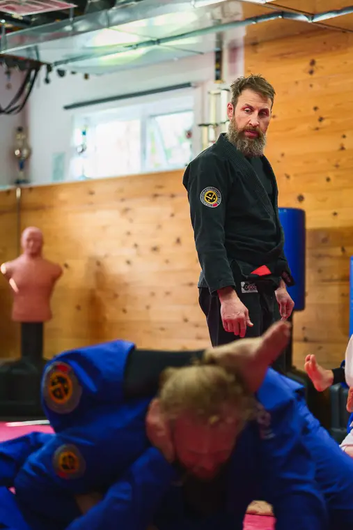 Séance d’arts martiaux dans un dojo