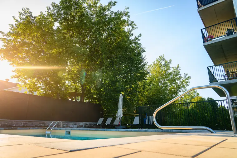 Piscine extérieure d’un immeuble résidentiel