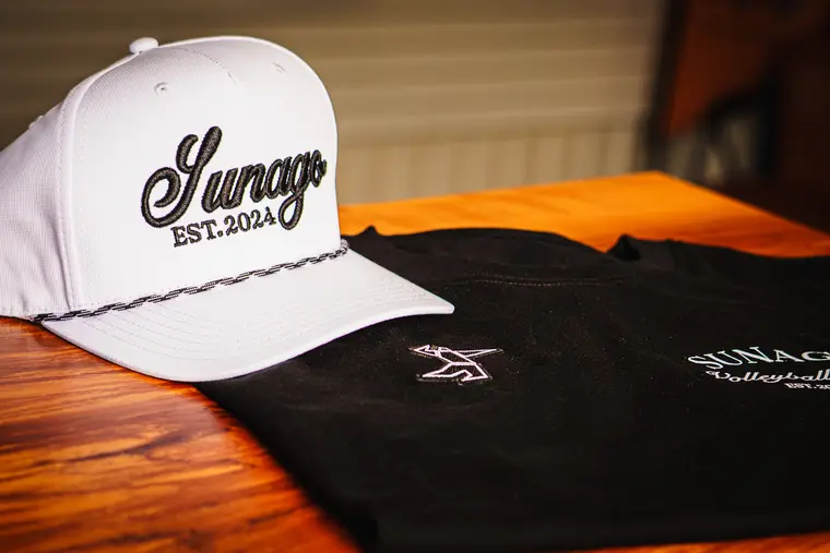 Casquette et vêtements brodés disposés sur une table