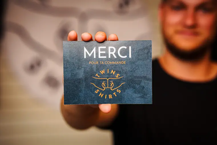 Carte de remerciement tenue à la main