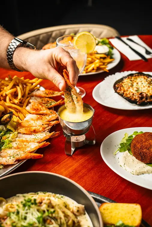 Crevettes et fondue au fromage sur une table