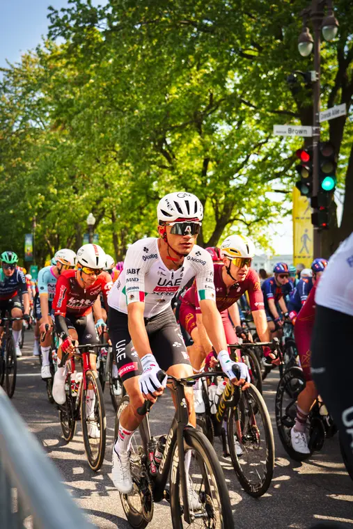 Peloton de cyclistes en pleine course
