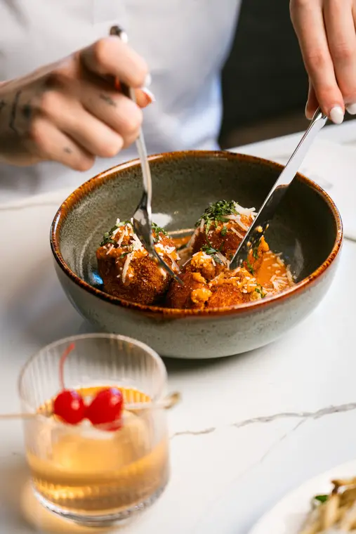 Bol de croquettes en sauce