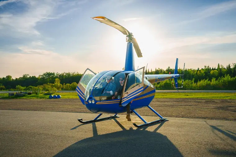 Hélicoptère au sol sur une aire d’envol