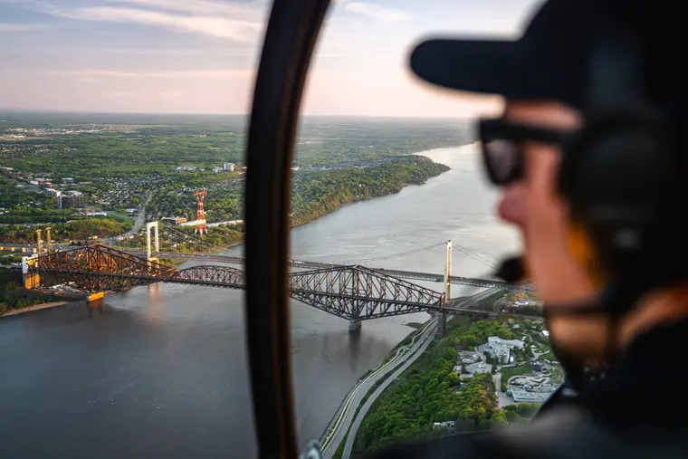 Pilote d’hélicoptère survolant un pont