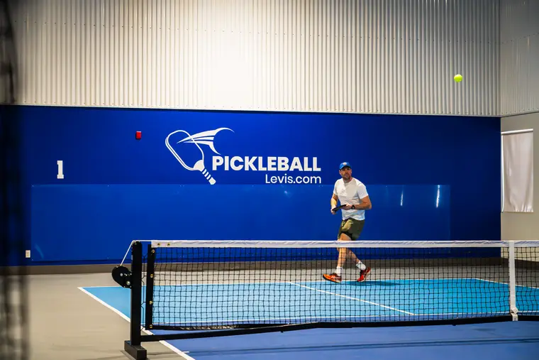 Joueur seul sur un terrain de pickleball