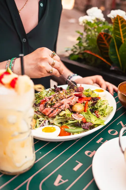 Assiette de salade repas et verrine