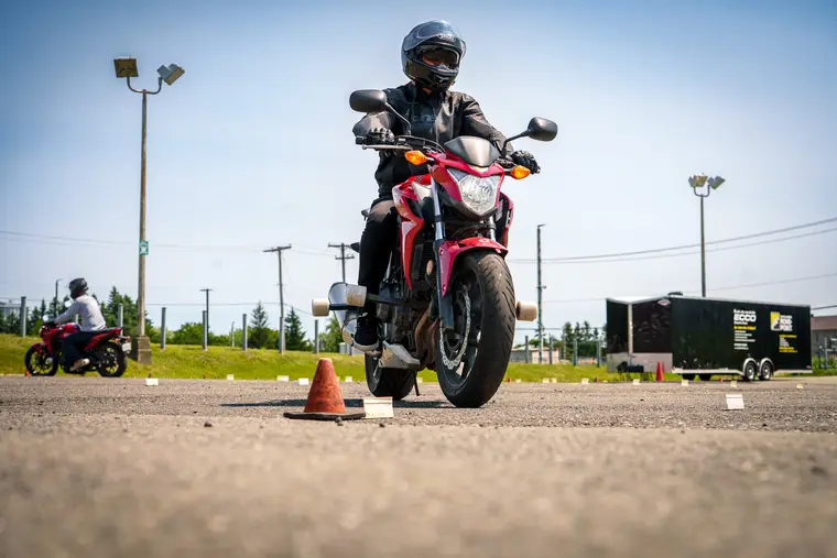 Motocycliste à l’entraînement sur un circuit