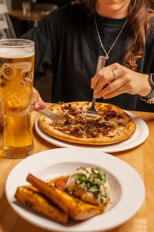 Pizza et bière sur une table de restaurant