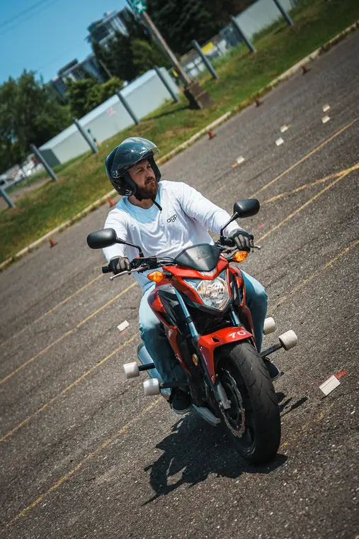 Élève motocycliste en exercice