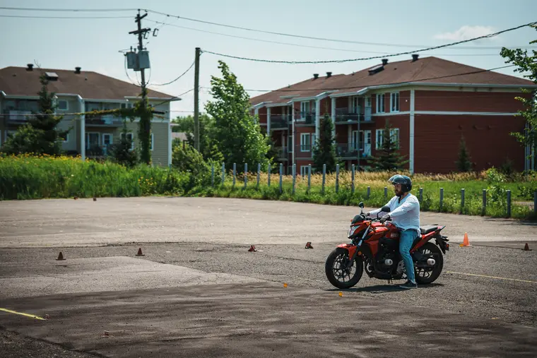 Motocycliste manœuvrant entre des cônes