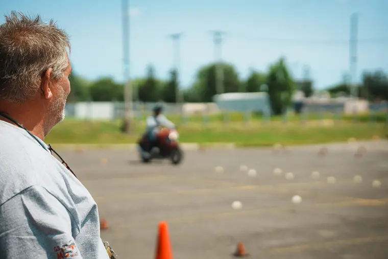 Instructeur observant un élève motocycliste