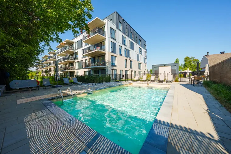 Piscine et immeuble résidentiel en plein jour
