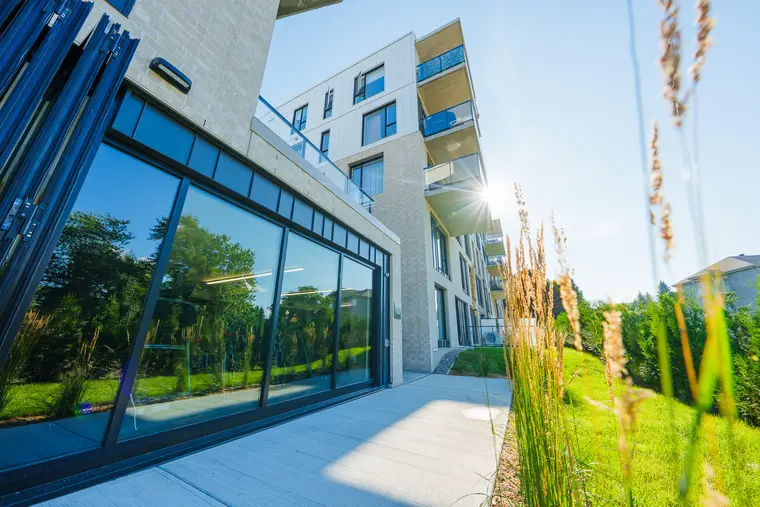 Façade vitrée d’un immeuble résidentiel