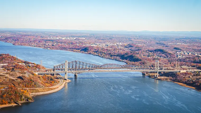 Pont enjambant le fleuve, vu du ciel en automne