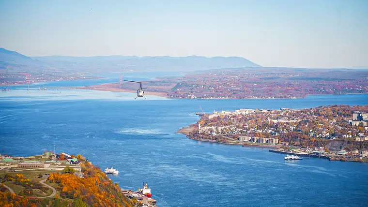 Fleuve et falaise boisée vus du ciel