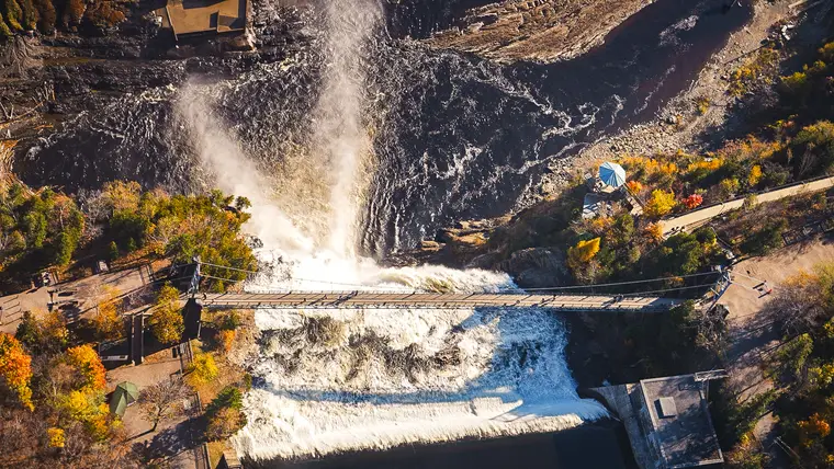 Chantier au bord d’une rivière vu du ciel