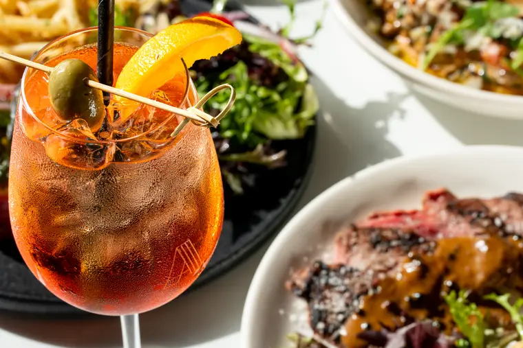 Cocktail et assiettes sur une table de restaurant