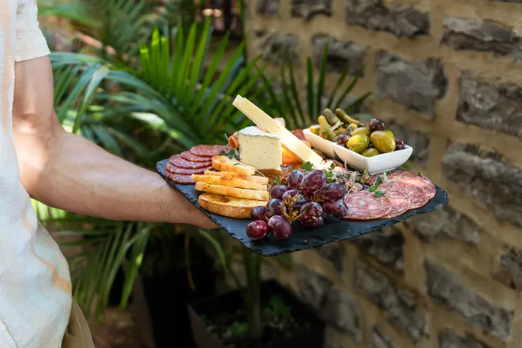 Planche de charcuteries et fromages portée à bout de bras